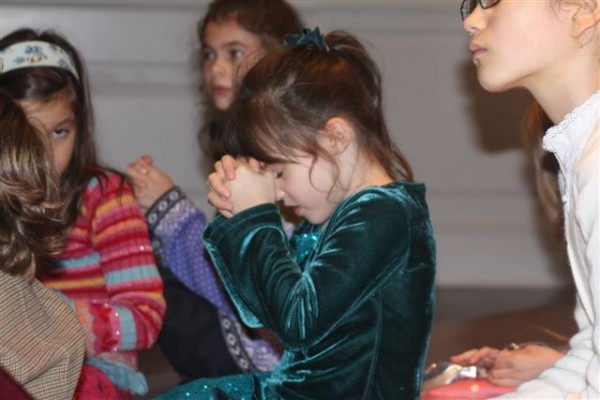 5 year old girl praying